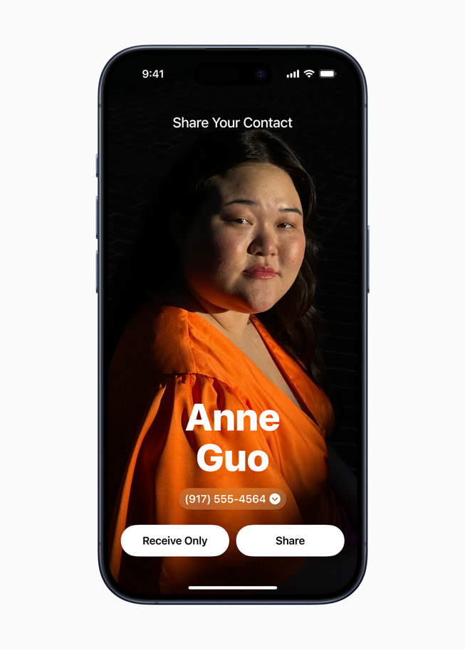 iPhone 15 Pro 搭載的 iOS 17 提供透過 NameDrop 分享聯絡人資訊的功能。