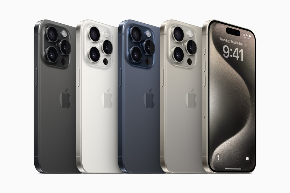 黑色鈦金屬、白色鈦金屬、藍色鈦金屬和原色鈦金屬外觀的 iPhone 15 Pro。