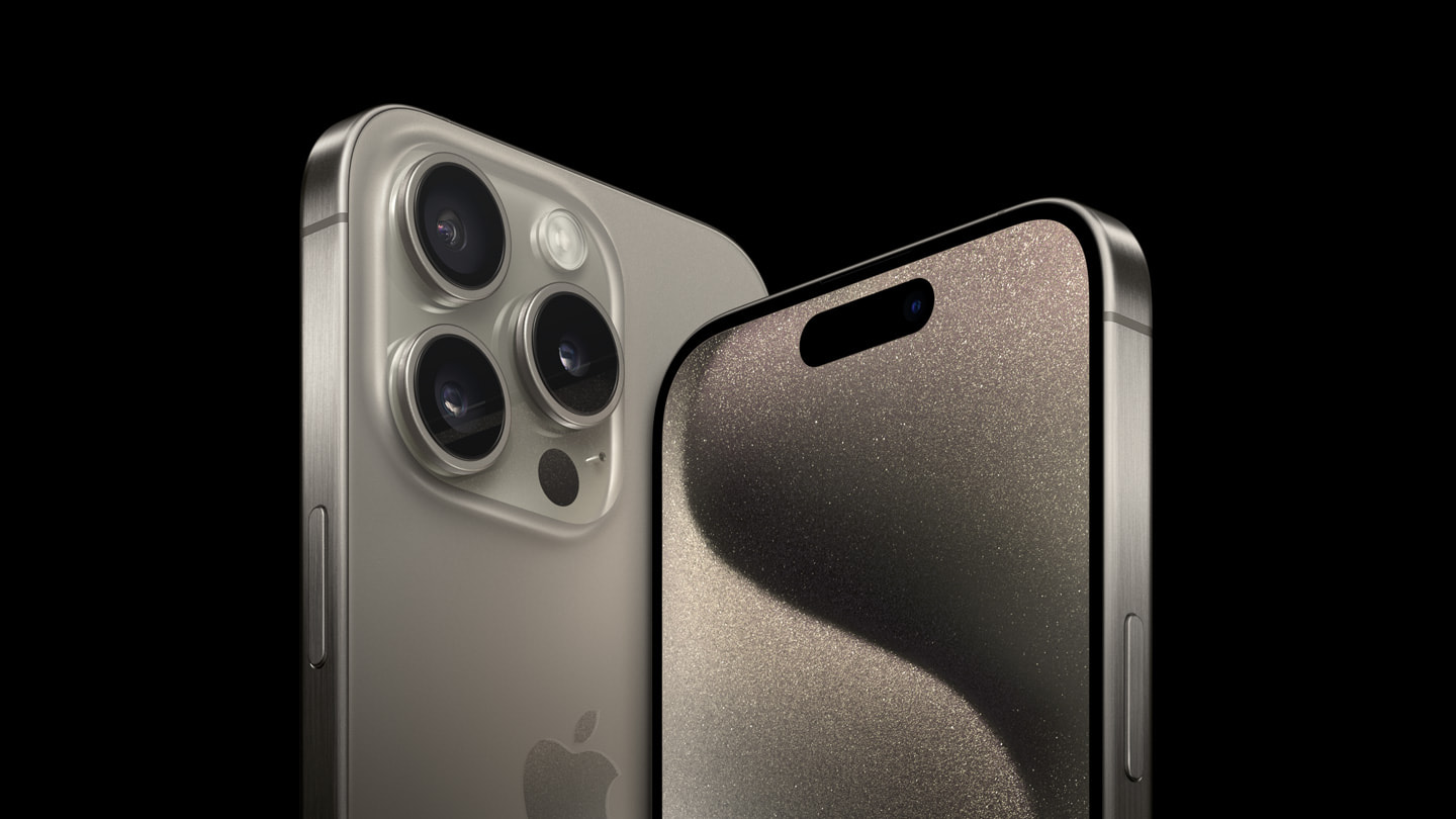 原色鈦金屬機身的 iPhone 15 Pro 和 iPhone 15 Pro Max。
